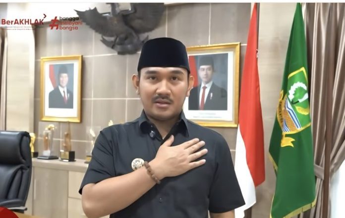 Bupati Bekasi Ade Kuswara terjaring Operasi Tangkap Tangan (OTT) bersama sembilan orang lainnya pada Jumat (19/12/2025).