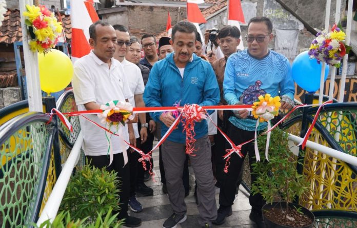 Wali Kota Administrasi Jakarta Selatan, M. Anwar, meresmikan Jembatan Antar Kampung (JAK) di RT 02 RW 04, Kelurahan Kuningan Barat, Kecamatan Mampang Prapatan, Jumat (12/12).