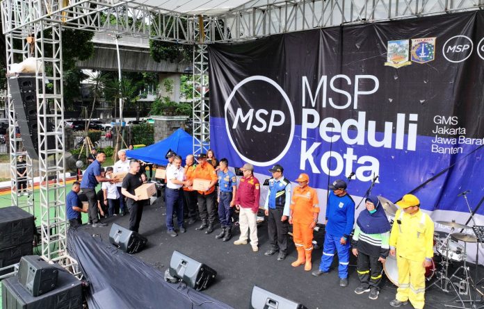Yayasan Mawar Sharon Peduli (MSP) menyalurkan bantuan sosial berupa 2.000 paket sembako kepada pasukan pelangi di wilayah Jakarta Selatan, Rabu (17/12/2025).