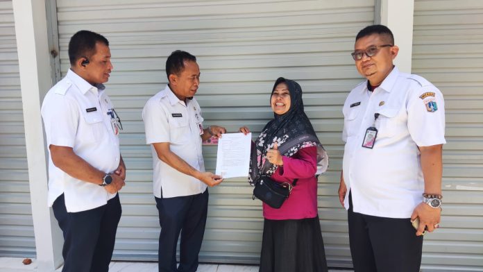 Senyum bahagia terpancar dari wajah emak-emak yang berkumpul di Teras LA atau dikenal bernama Sentra Fauna dan Kuliner Lenteng Agung, Jagakarsa, Jakarta Selatan pada Rabu (17/12/2025) siang.