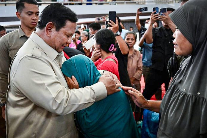 Presiden Prabowo saat meninjau langsung lokasi terdampak banjir Tapanuli Tengah, Sumatera Utara, pada Senin (1/12/2025).