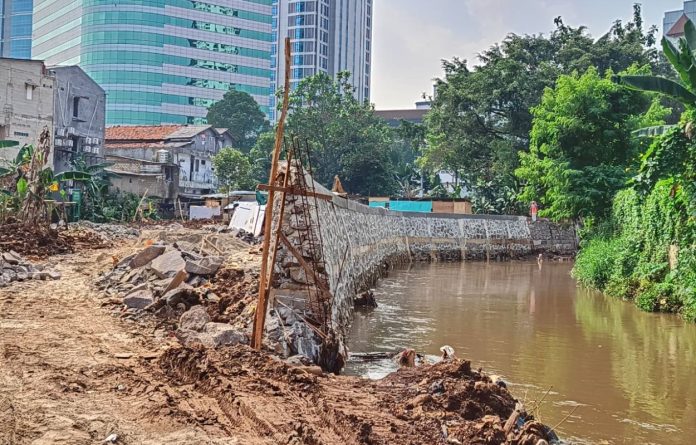 pembangunan Turap Kali Krukut di segmen Jalan NIS, Kelurahan Cilandak Timur, yang kini memasuki tahap akhir dan ditargetkan rampung pada pertengahan Desember 2025.