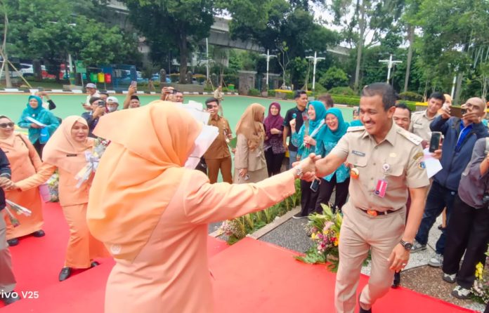Suasana penuh keceriaan dan kemesraan mewarnai peringatan Hari Ulang Tahun (HUT) ke-26 Dharma Wanita Persatuan (DWP) yang dirangkaikan dengan peringatan Hari Ibu ke-97 di Halaman Kantor Wali Kota Administrasi Jakarta Selatan, Selasa (16/12/2025).
