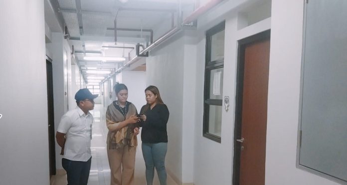 Suasana haru dan bahagia menyelimuti proses relokasi warga dari Taman Pemakaman Umum (TPU) Menteng Pulo, Jakarta Selatan, ke Rumah Susun (Rusun) Jagakarsa pada Selasa (2/12).