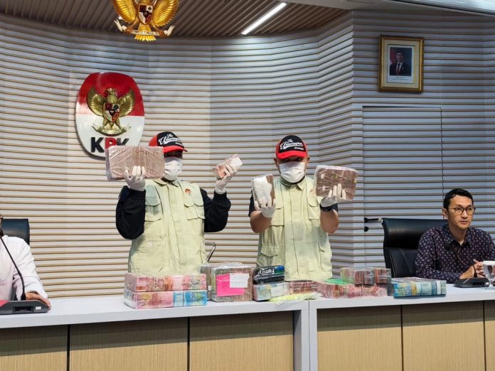 KPK mengamankan uang tunai senilai Rp 2,6 miliar yang diduga berasal dari pemerasan pengisian jabatan perangkat desa periode 2025–2030.