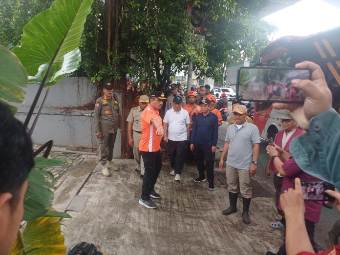 Wali Kota Administrasi Jakarta Selatan M. Anwar memimpin kerja bakti massal bertajuk Jaga Jakarta di 10 kecamatan Jakarta Selatan pada Selasa (13/1/2026) pagi. M. Anwar saat meninjau kerja bakti di kawasan Petogogan.