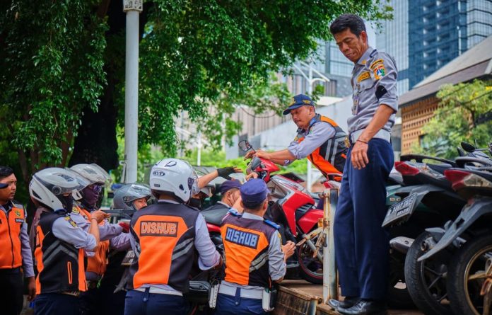 Kepala Suku Dinas Perhubungan Jakarta Selatan, Bernard Oktavianus Pasaribu, mengatakan sebanyak 13 sepeda motor yang kedapatan parkir sembarangan langsung ditindak oleh petugas.