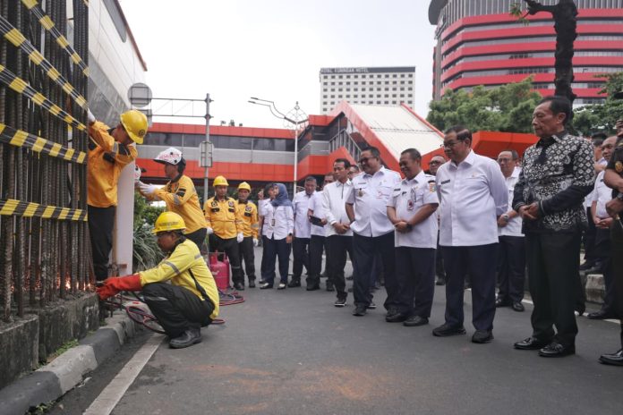 Pemerintah Provinsi DKI Jakarta mulai membongkar tiang monorel mangkrak yang berdiri di median Jalan HR Rasuna Said, Jakarta Selatan, Rabu (14/1/2026).