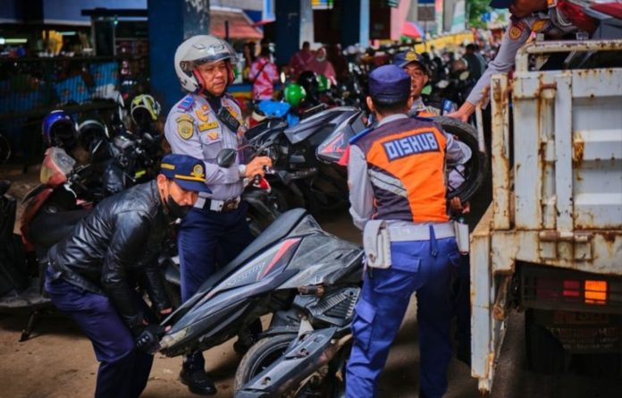Puluhan sepeda motor yang parkir sembarangan di badan jalan kawasan ITC Cipulir, Jalan Ciledug Raya, Kebayoran Lama, Jakarta Selatan, diangkut petugas menggunakan truk.