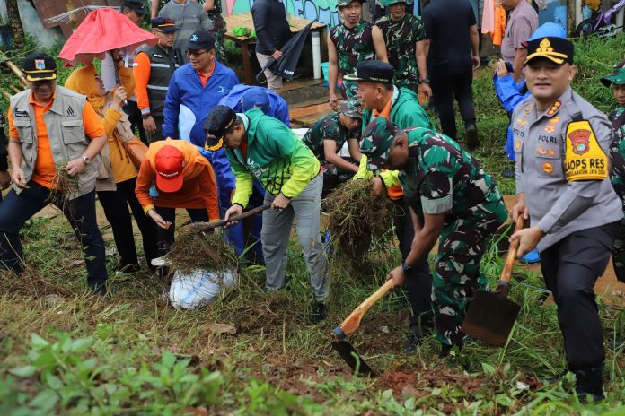 Wali Kota Jaksel M. Anwar dan istri serta unsur Forum Koordinasi Pimpinan Kota (Forkopimko) Jakarta Selatan kerja bakti bertajuk Jaga Jakarta di bantaran Kali Ciliwung, Minggu (8/2/2026).