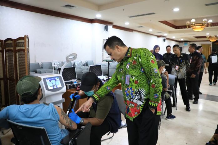 Anwar saat meninjau kegiatan hapus tato gratis, Kamis (26/2/2025).