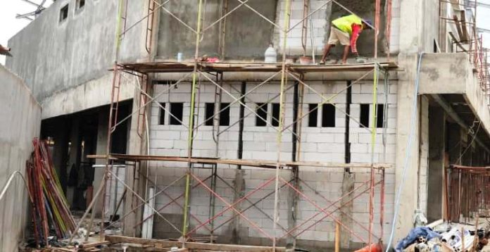 Ilustrasi proyek pembangunan lapangan padel.