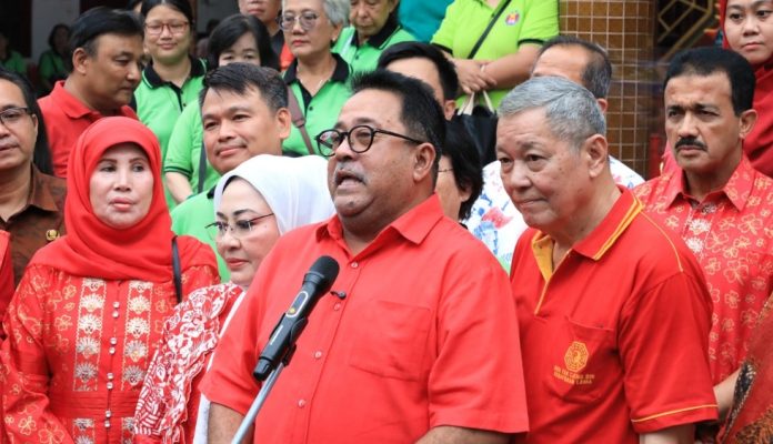 Wakil Gubernur (Wagub) DKI Jakarta, Rano Karno, meninjau perayaan Tahun Baru Imlek 2577 Kongzili di Klenteng Bio Hok Tek Tjeng Sin, Jalan Toapekong, Kelurahan Grogol Selatan, Kecamatan Kebayoran Lama, Jakarta Selatan, Selasa (17/2).