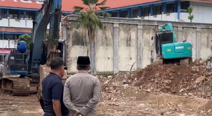 Polisi menyelidiki insiden ambruknya tembok pembatas rumah mewah setinggi sekitar lima meter yang menimpa area SMPN 182 Jakarta di kawasan Pancoran, Jakarta Selatan, Minggu (15/2/2026).