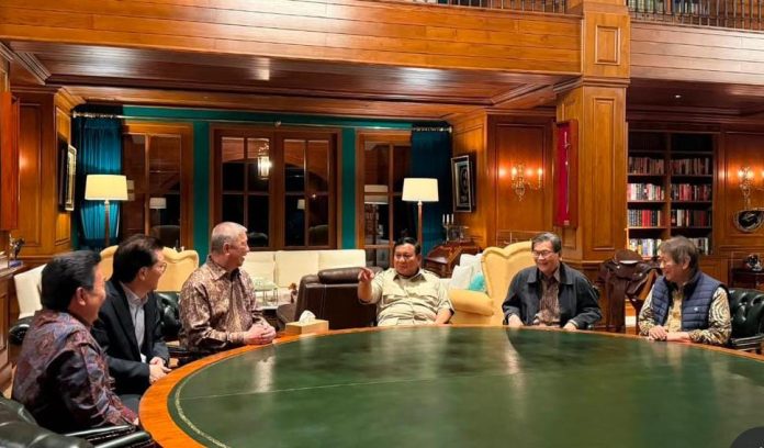 Presiden Prabowo Subianto menggelar pertemuan dengan lima pengusaha nasional di kediamannya di Hambalang, Bogor, Jawa Barat, Selasa (10/2/2026) malam