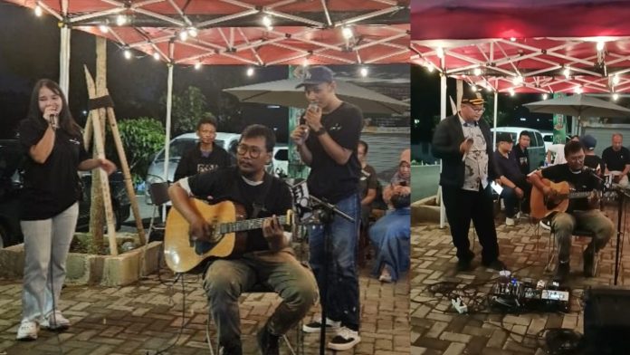 Anggota Sanggar Raka Sebaya itu tak hanya membawakan lagu-lagu yang sudah disiapkan. Mereka juga melayani permintaa pengunjung Teras LA, Jagakarsa, Jakarta Selatan.