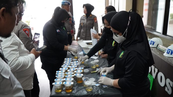 Personel Polres Metro Jakarta Selatan menjalani tes urine secara mendadak di Markas Polres Metro Jakarta Selatan.