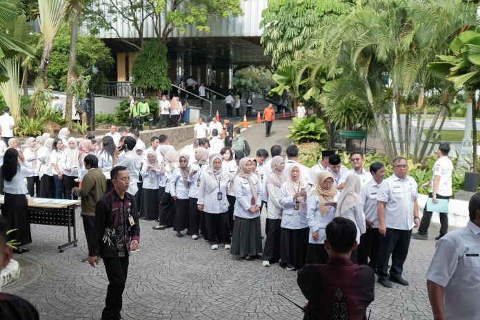 Ribuan aparatur sipil negara (ASN) menghadiri acara halalbihalal Pemerintah Provinsi (Pemprov) DKI Jakarta yang digelar di Balai Kota DKI Jakarta, Rabu (25/3/2026).