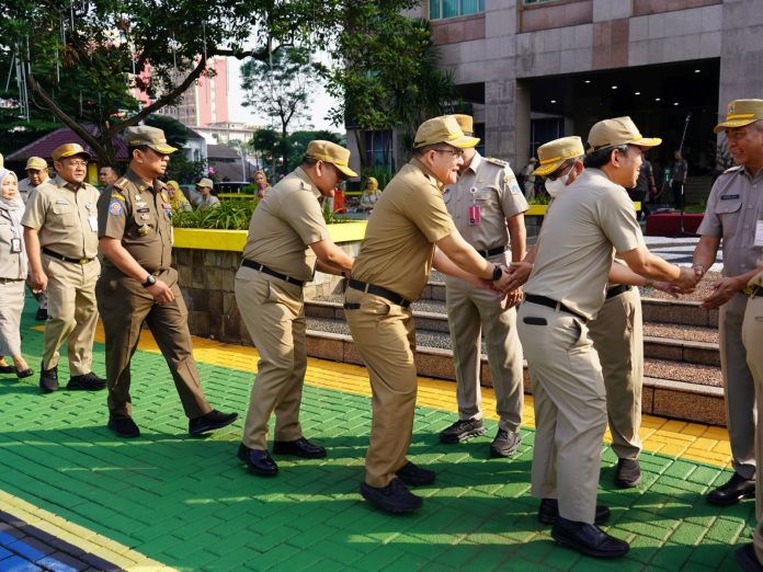 emerintah Kota Administrasi Jakarta Selatan (Pemkot Jaksel) menggelar kegiatan halal bihalal usai apel pagi setelah perayaan Idul Fitri 1447 Hijriah.