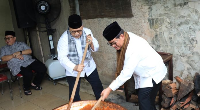 Gubernur DKI Jakarta Pramono Anung mengaduk adonan dodol bersama para perajin dan tokoh Betawi yang juga mantan Gubernur DKI Jakarta, Fauzi Bowo.