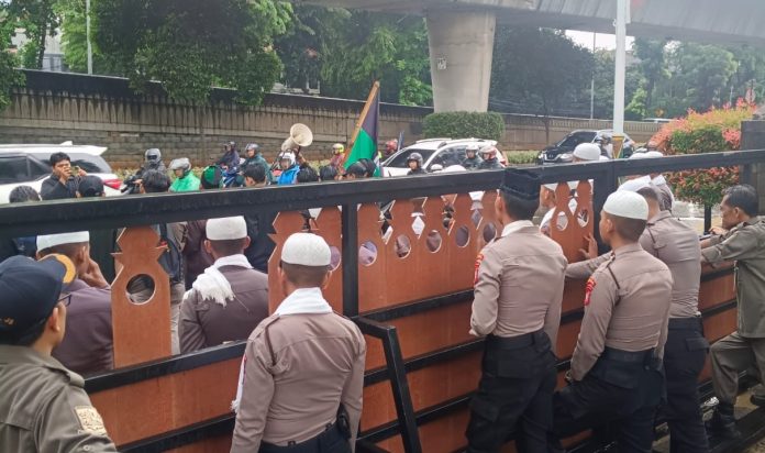 Aksi unjuk rasa puluhan orang yang mengatasnamakan HMI MPO di depan Kantor Wali Kota Jakarta Selatan, Jumat (6/3/2026), diwarnai perusakan pintu pagar kantor.