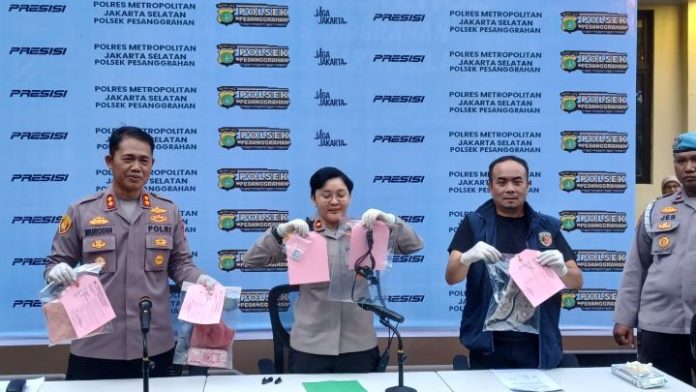 olisi mengungkap modus penyebaran akses judi online melalui stiker barcode yang ditempel di sepeda motor dan sejumlah tempat umum di Jakarta Selatan.