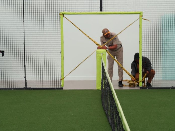 Pemerintah Kota (Pemkot) Administrasi Jakarta Barat menyegel permanen lapangan padel mewah yang berlokasi di kawasan Sentra Primer Barat (SPB), Puri Kembangan, Jakarta Barat, Senin (2/3/2026).