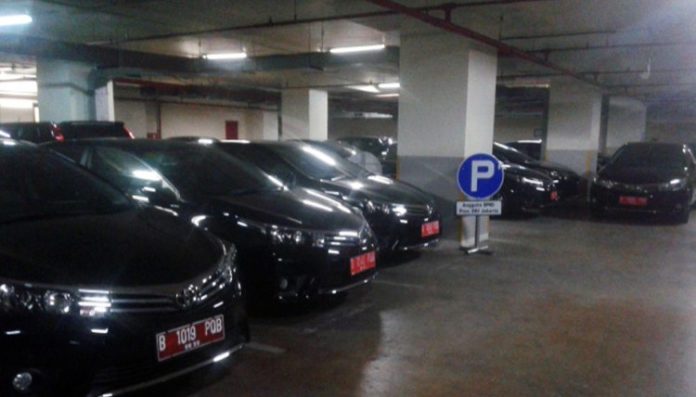 Ilustrasi mobil dinas pelat B viral di media sosial saat antre arus mudik Lebaran.