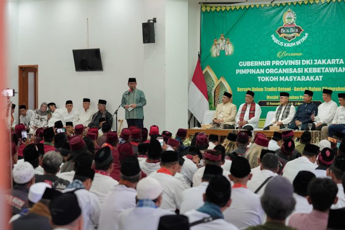 Gubernur DKI Jakarta Pramono Anung saat menghadiri silaturahmi dan berbuka puasa bersama Majelis Kaum Betawi (MKB) di Masjid Jami Tangkuban Perahu, Setiabudi, Jakarta Selatan, Senin (2/3/2026).