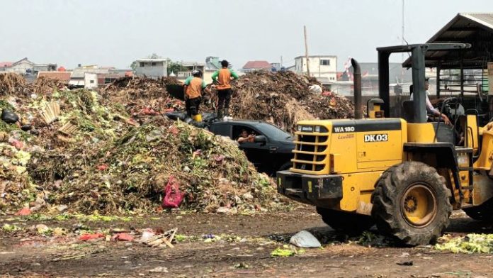 Tumpukan sampah di kawasan Pasar Induk Kramat Jati menjadi sorotan publik setelah beredar luas di media sosial.