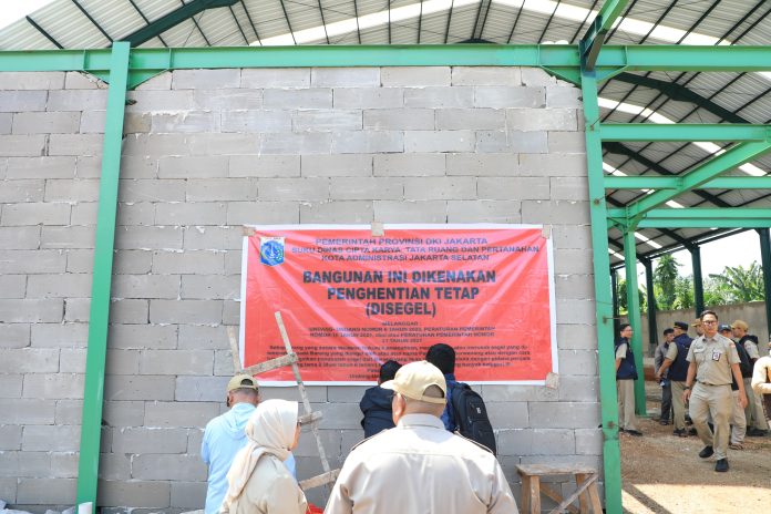 Suku Dinas Cipta Karya, Tata Ruang dan Pertanahan (Citata) Jakarta Selatan memperingatkan pengelola lapangan padel di Jalan Moh Kahfi I, RT 04/04, Kelurahan Cipedak, Kecamatan Jagakarsa, agar tidak merusak segel dan garis kuning yang telah dipasang petugas.