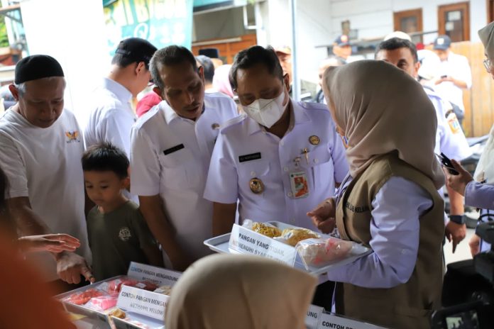 Wakil Wali Kota Jakarta Selatan Alli Murtadho didampingi Assiten Perekonomian dan Pembangunan Sayid Ali bersama Badan Pengawas Obat dan Makanan (BPOM) menggelar inspeksi mendadak (sidak) pangan bulan Ramadan di kawasan Gandaria Utara, Kebayoran Baru, Jakarta Selatan, Rabu (4/3/2026).