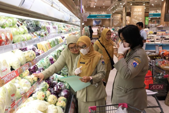 Pemerintah Kota (Pemkot) Jakarta Selatan melakukan inspeksi mendadak (sidak) terhadap pangan yang dijual di pasar dan supermarket menjelang Hari Raya Idul Fitri.