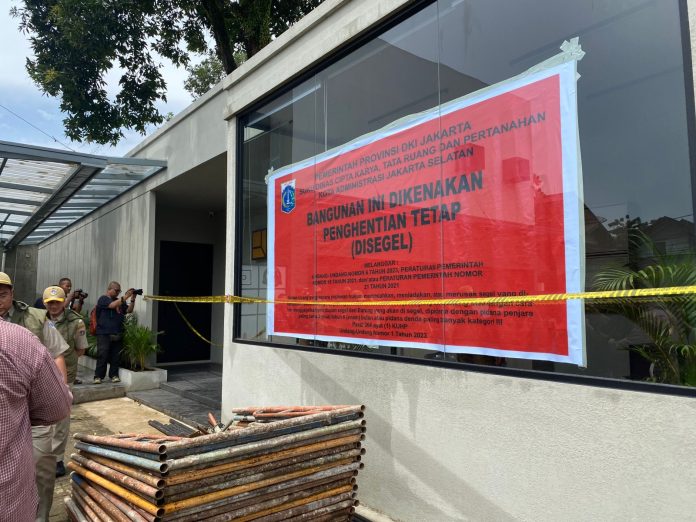 Lapangan padel Fourthwall di kawasan Jalan Haji Nawi, Cilandak, Jakarta Selatan, akhirnya kembali disegel oleh Suku Dinas Cipta Karya, Tata Ruang, dan Pertanahan (Citata), Selasa (3/3/2026).