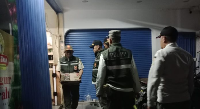 Satuan Polisi Pamong Praja (Satpol PP) Jakarta Selatan menindak sejumlah penjual minuman keras (miras) ilegal dalam operasi penertiban yang digelar pada Jumat (7/3/2026) malam.