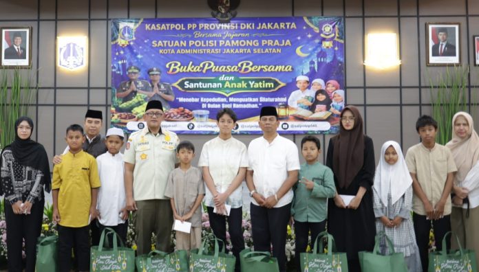 Kepala Satpol PP DKI Jakarta Satriadi Gunawan, Asisten Pemerintahan Jakarta Selatan Achmad Basyaruddin yang mewakili Wali Kota Administrasi Jakarta Selatan, serta Kasatpol PP Jakarta Selatan Nanto Dwi Subekti dalam acara santunan anak yatim serta buka puasa bersama di ruang Antasari Kaontor Wali Kota Jakarta Selatan, Rabu (11/3/2026).