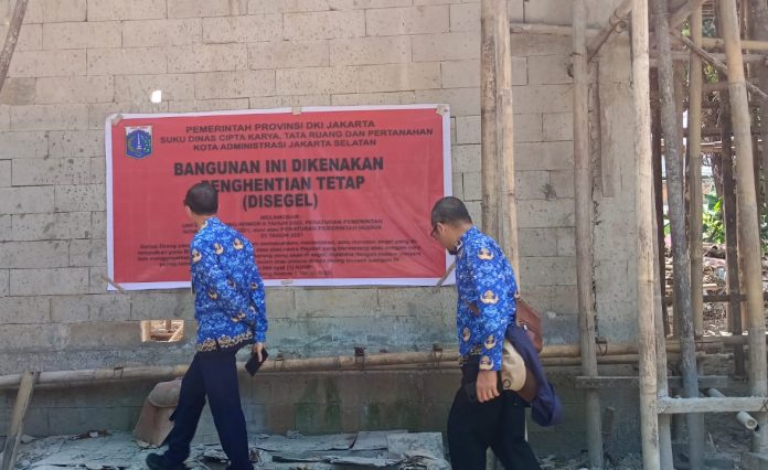 Pemerintah Kota Administrasi Jakarta Selatan melalui Suku Dinas Cipta Karya Tata Ruang, dan Pertanahan (Citata) kembali menyegel lapangan padel yang melanggar aturan perizinan di Jalan Asem Baris Raya, Kebon Baru, Tebet, Selasa (17/3/2026).