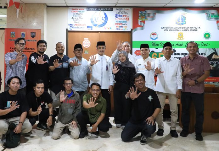 Wali Kota Administrasi Jakarta Selatan M. Anwar berpose bersama Wartawan Jakarta Selatan (WJS) menjelang cuti bersama Idul Fitri 1447 Hijriah, Selasa (17/3/2025).