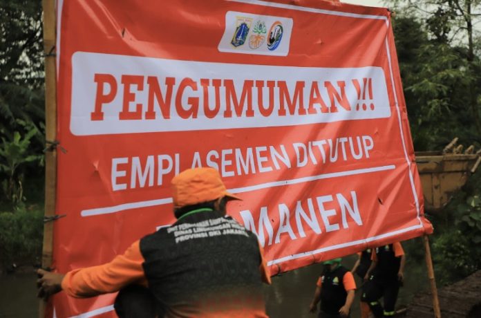 Emplasemen sampah di TPU Tanah Kusir, Jakarta Selatan ditutup permanen oleh Pemprov DKI Jakarta, Jumat (27/3/2026).