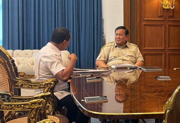Presiden Prabowo Subianto menerima laporan dari Menteri Energi dan Sumber Daya Mineral, Bahlil Lahadalia di Istana Merdeka, Jakarta, pada Kamis (16/4/2026).