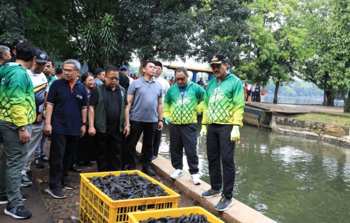 Pemkot Jakarta Selatan menggelar operasi penangkapan ikan sapu-sapu di Setu Babakan, Jagakarsa, Jumat (17/4/2026).