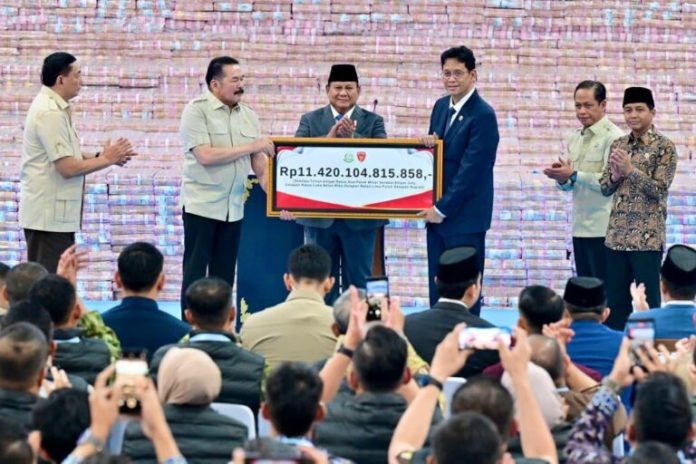 Presiden Prabowo Subianto pada acara penyerahan denda administratif dan penguasaan kembali kawasan hutan tahap VI di Kompleks Kejaksaan Agung Republik Indonesia, Jakarta, Jumat (10/4/2026).