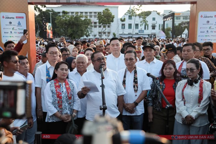 Wakil Gubernur DKI Jakarta Rano Karno saat menghadiri perayaan Paskah bersama masyarakat di Taman Fatahillah, kawasan Kota Tua Jakarta, Taman Sari, Jakarta Barat, Sabtu (18/4).
