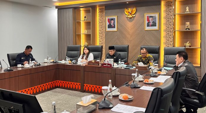 Rapat uji kelayakan dan kepatutan calon Wali Kota Jakarta Selatan dipimpin Ketua DPRD DKI Jakarta, Khoirudin, didampingi Wakil Ketua DPRD DKI Jakarta, Ima Mahdiah dan Basri Baco, Selasa (14/4/2026).