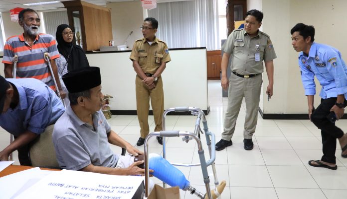 Suku Dinas Sosial Jakarta Selatan menyerahkan bantuan kaki palsu kepada 20 penyandang disabilitas agar dapat kembali beraktivitas secara lebih mandiri, Senin (13/4/2026).