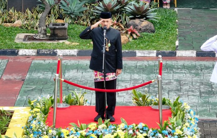 Wali Kota Jakarta Selatan M. Anwar menjadi inspektur upacara pada Hari Pendidikan Nasional 2026 yang digelar di Halaman Kantor Wali Kota Administrasi Jakarta Selatan, Senin (4/5/2026).