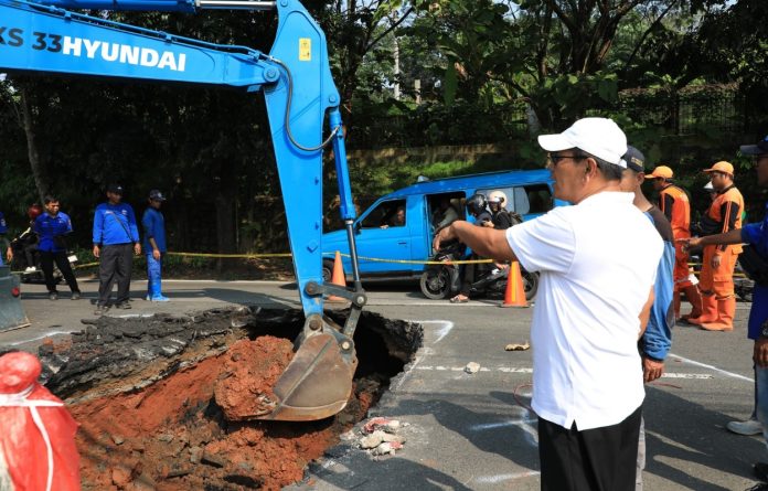 Suku Dinas Sumber Daya Air (Sudin SDA) Jakarta Selatan mulai melakukan penanganan jalan amblas di Jalan Raya Lenteng Agung, Srengseng Sawah, Jagakarsa, Jakarta Selatan, Jumat (29/5).