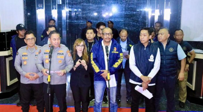 Bareskrim Polri mengungkap praktik perjudian online jaringan internasional yang beroperasi di wilayah Jakarta Barat.