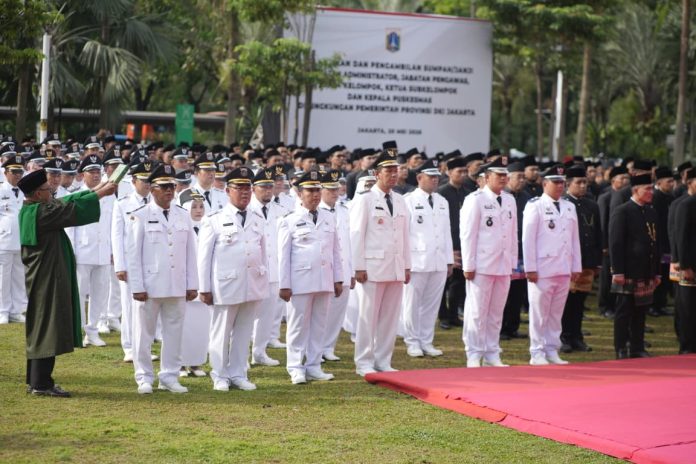 Gubernur Pramono Anung melantik dan mengambil sumpah jabatan terhadap 884 pejabat DKI di halaman Balai Kota Jakarta, Rabu (20/5).