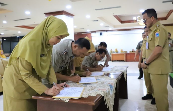 Wali Kota Jaksel M.Anwar menyaksiakan pendatanganan pakta integritas oleh pejabat di lingkungan Pemkot Jaksel, Selasa (26/5/2026).